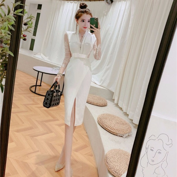 Elegáns női ruha mély V-nyakkal és tüll ujjakkal, fehér színben