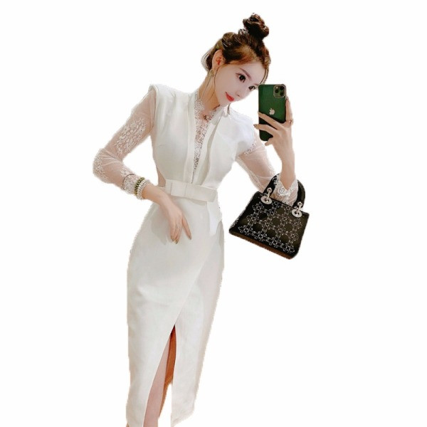 Elegáns női ruha mély V-nyakkal és tüll ujjakkal, fehér színben