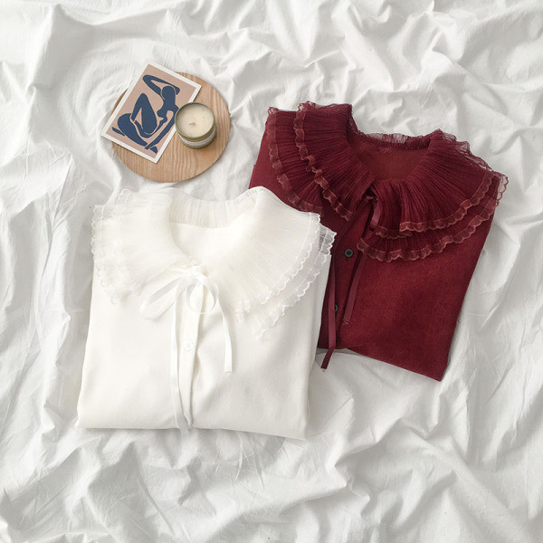 Stílusos női ing fehér és piros színben tüllel és nyakkendővel