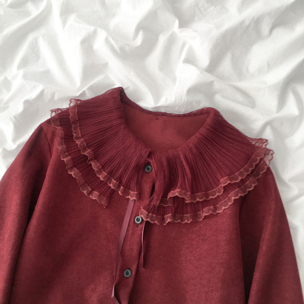 Stílusos női ing fehér és piros színben tüllel és nyakkendővel