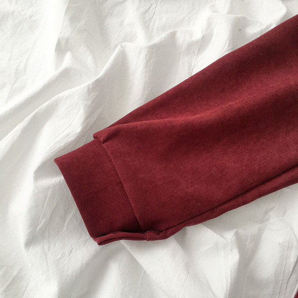 Stílusos női ing fehér és piros színben tüllel és nyakkendővel