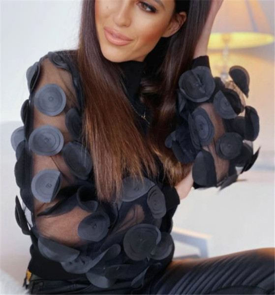 Modern női blúz magas gallérral és hosszú, széles ujjú fehér és fekete színben