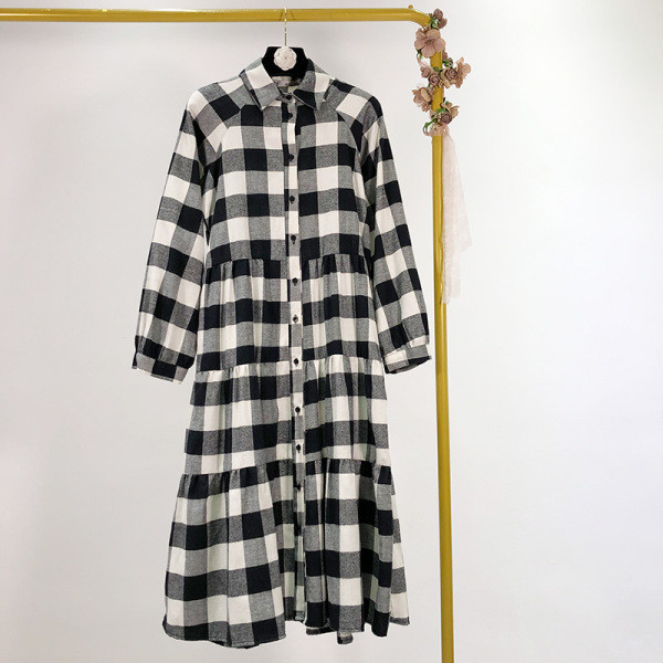 Rochie lunga in carouri cu nasturi si model clasic cu croiala in alb-negru