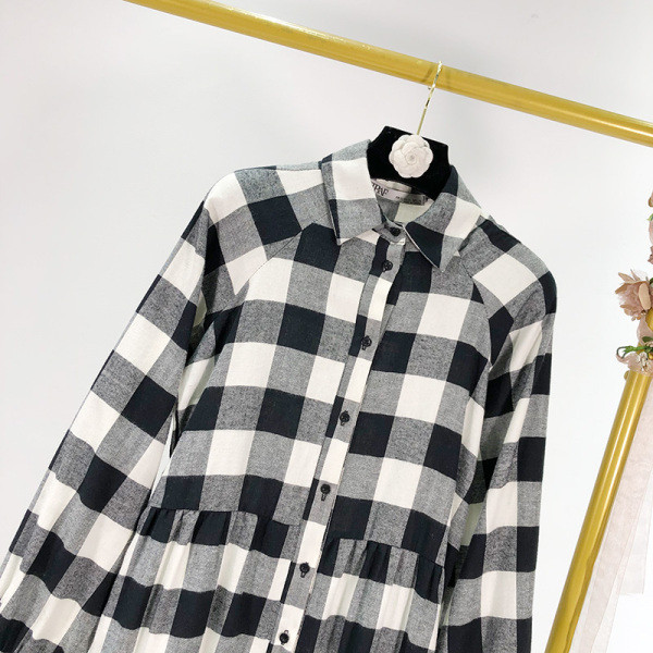 Rochie lunga in carouri cu nasturi si model clasic cu croiala in alb-negru