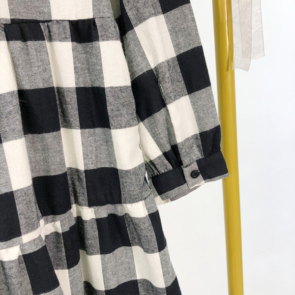 Rochie lunga in carouri cu nasturi si model clasic cu croiala in alb-negru