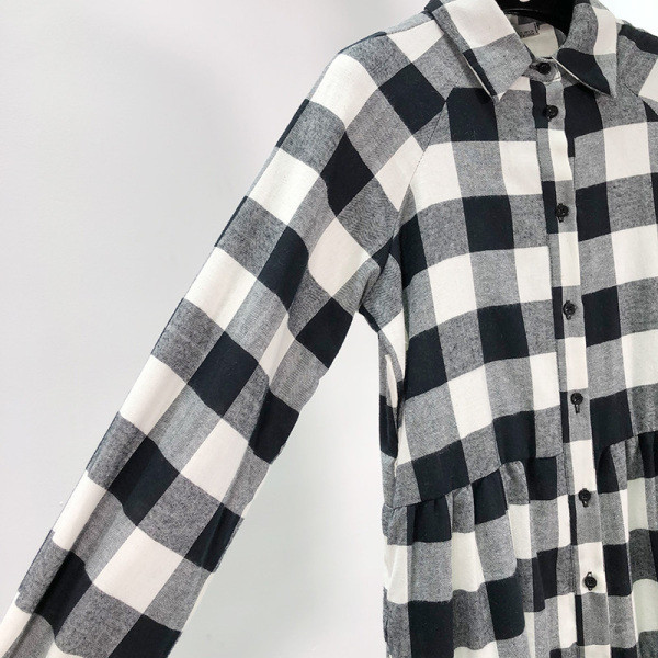 Rochie lunga in carouri cu nasturi si model clasic cu croiala in alb-negru