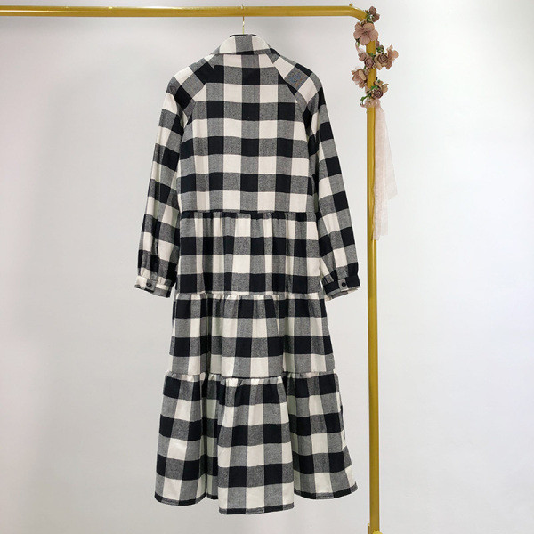 Rochie lunga in carouri cu nasturi si model clasic cu croiala in alb-negru