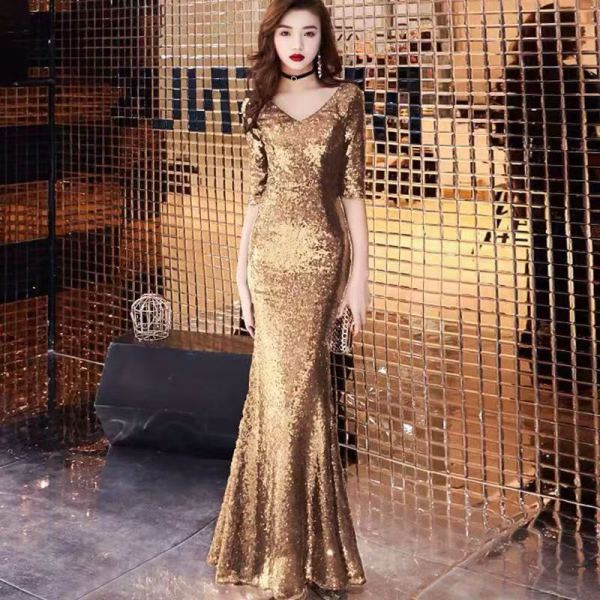 Rochie elegantă de damă cu decolteu spitz și mâneci 3/4 auriu, argintiu, verde și negru