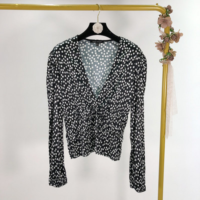 Női testhezálló blúz mély V-nyakkal és derékkötővel bézs, bordó, fehér és fekete színben