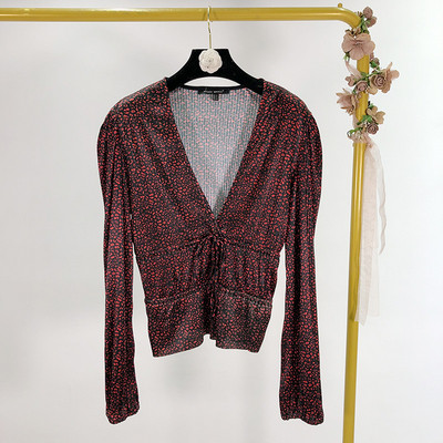 Női testhezálló blúz mély V-nyakkal és derékkötővel bézs, bordó, fehér és fekete színben