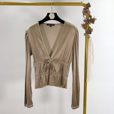 Női testhezálló blúz mély V-nyakkal és derékkötővel bézs, bordó, fehér és fekete színben