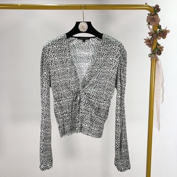 Női testhezálló blúz mély V-nyakkal és derékkötővel bézs, bordó, fehér és fekete színben