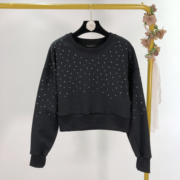 Fekete rövid női blúz díszítéssel - kövekkel