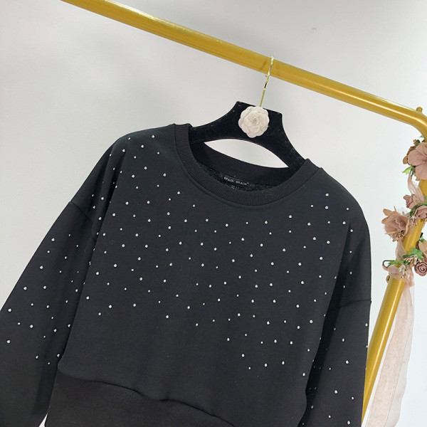 Fekete rövid női blúz díszítéssel - kövekkel