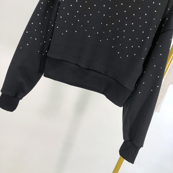 Fekete rövid női blúz díszítéssel - kövekkel