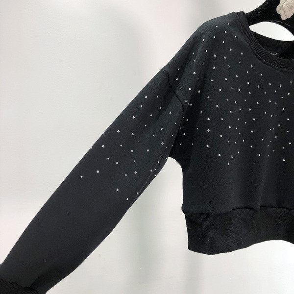 Fekete rövid női blúz díszítéssel - kövekkel