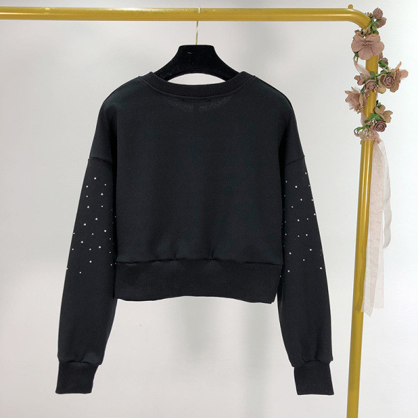 Fekete rövid női blúz díszítéssel - kövekkel