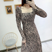 Rochie lungă cu decolteu pătrat și mâneci bufante în bej și model animal