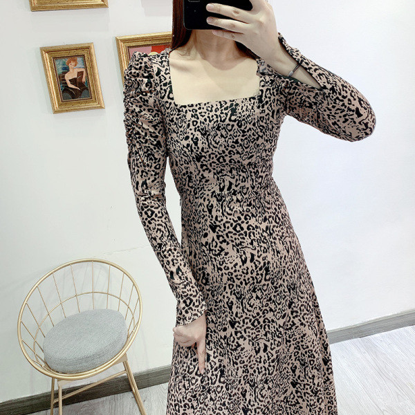 Rochie lungă cu decolteu pătrat și mâneci bufante în bej și model animal