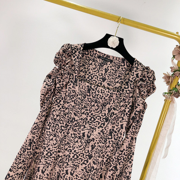 Rochie lungă cu decolteu pătrat și mâneci bufante în bej și model animal