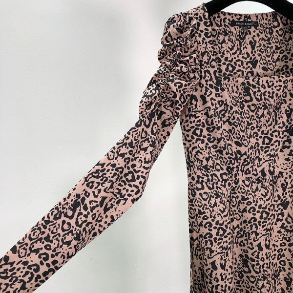 Rochie lungă cu decolteu pătrat și mâneci bufante în bej și model animal