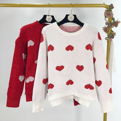 Σύντομο χειμερινό πουλόβερ με εφαρμογή - καρδιά σε λευκό και κόκκινο χρώμα