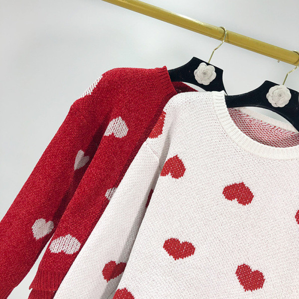 Rövid téli pulóver rátéttel - szív fehér és piros színben