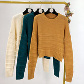 Καθημερινό σύντομο πουλόβερ με ωοειδές λαιμόκοψη σε καφέ, μπλε και μπεζ χρώμα