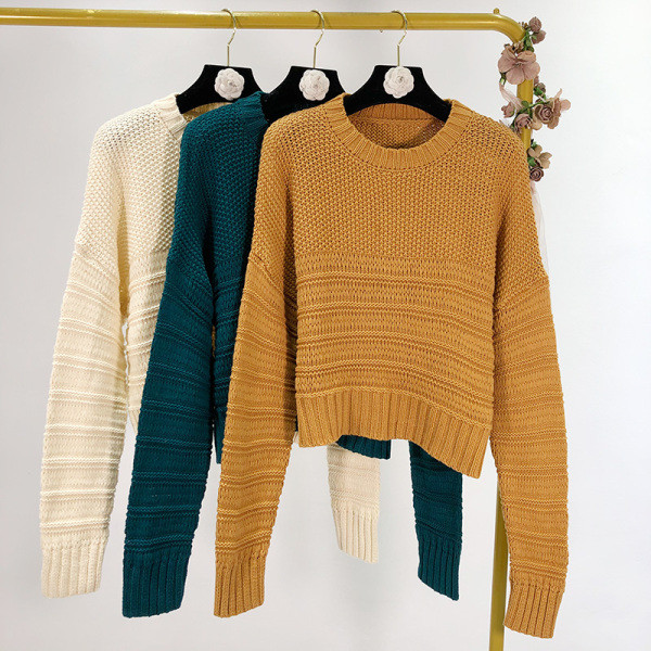 Καθημερινό σύντομο πουλόβερ με ωοειδές λαιμόκοψη σε καφέ, μπλε και μπεζ χρώμα