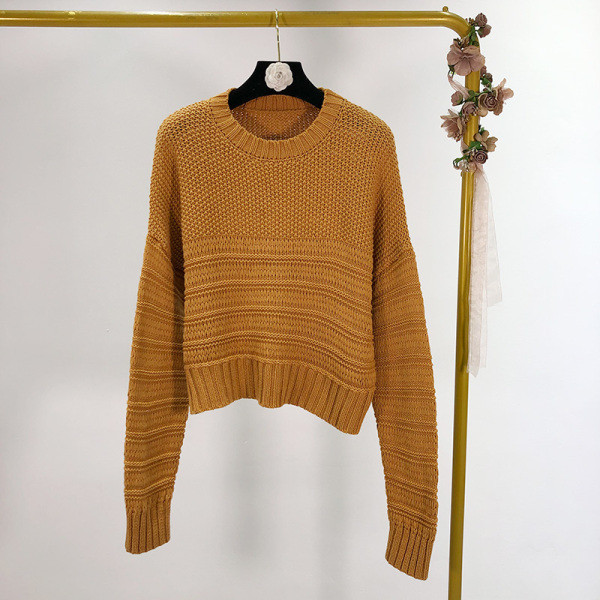 Καθημερινό σύντομο πουλόβερ με ωοειδές λαιμόκοψη σε καφέ, μπλε και μπεζ χρώμα