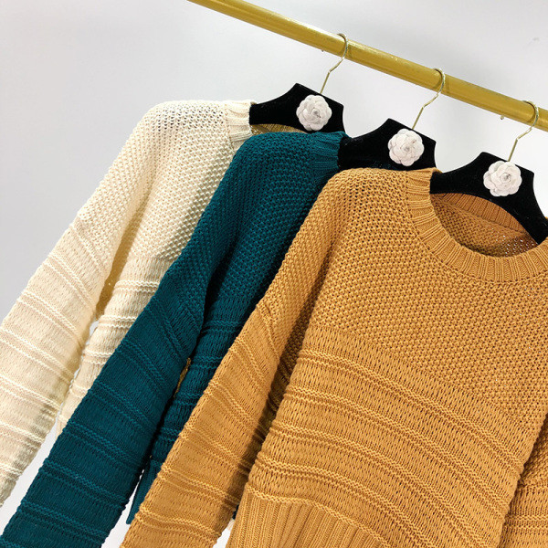 Καθημερινό σύντομο πουλόβερ με ωοειδές λαιμόκοψη σε καφέ, μπλε και μπεζ χρώμα