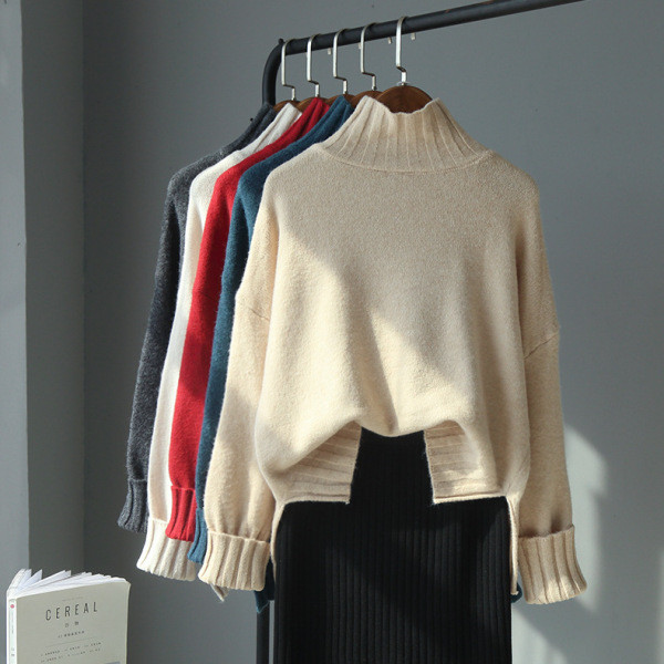 Női téli pulóver magas gallérral és hasítékokkal piros, szürke és bézs színben