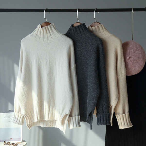 Női téli pulóver magas gallérral és hasítékokkal piros, szürke és bézs színben