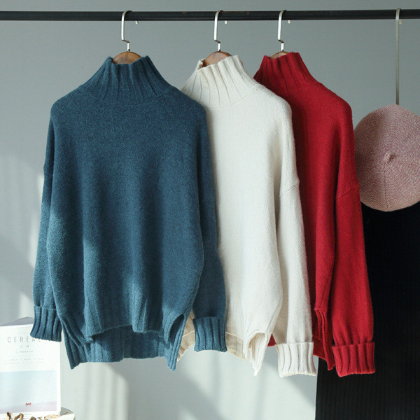 Női téli pulóver magas gallérral és hasítékokkal piros, szürke és bézs színben