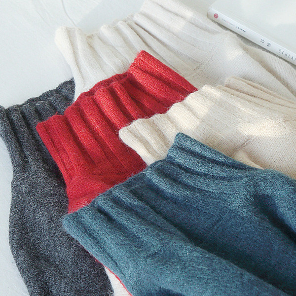 Női téli pulóver magas gallérral és hasítékokkal piros, szürke és bézs színben