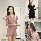 Aktuális női ruha spitz nyakkivágással és övvel fekete és rózsaszín színben