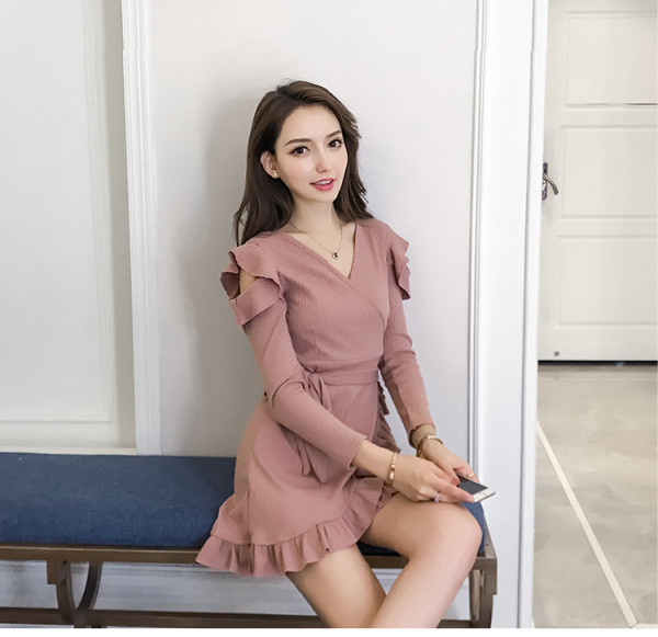 Aktuális női ruha spitz nyakkivágással és övvel fekete és rózsaszín színben