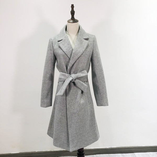 Gyapjúkabát övvel és mély nyakkivágással, szürke színben