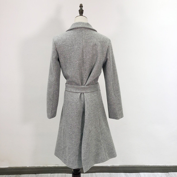 Gyapjúkabát övvel és mély nyakkivágással, szürke színben