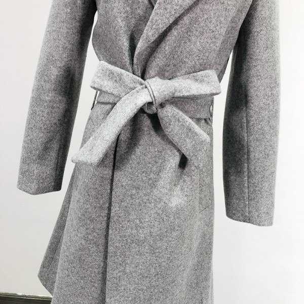Gyapjúkabát övvel és mély nyakkivágással, szürke színben
