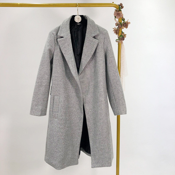 Gyapjúkabát övvel és mély nyakkivágással, szürke színben