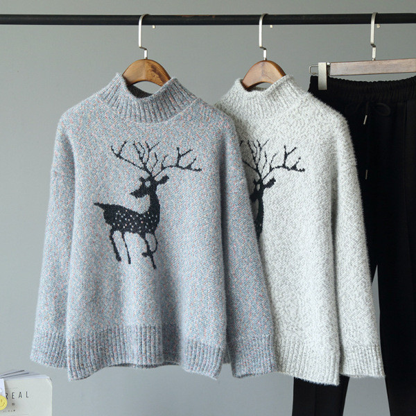 Aktuális női téli pulóver karácsonyi motívummal fehér és kék színben