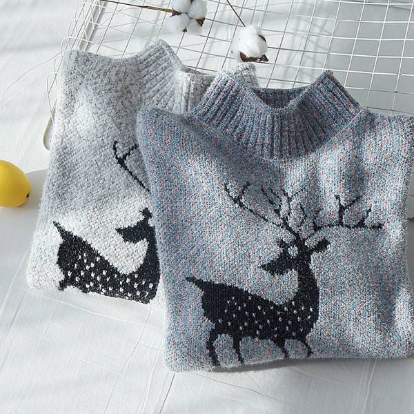 Aktuális női téli pulóver karácsonyi motívummal fehér és kék színben