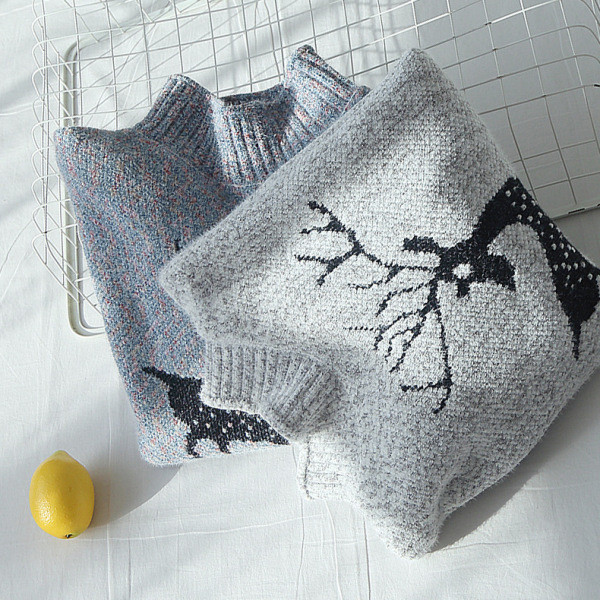 Aktuális női téli pulóver karácsonyi motívummal fehér és kék színben