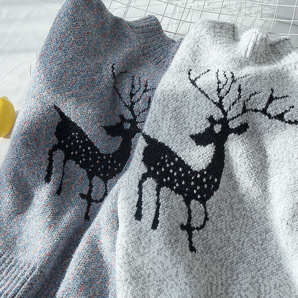 Aktuális női téli pulóver karácsonyi motívummal fehér és kék színben