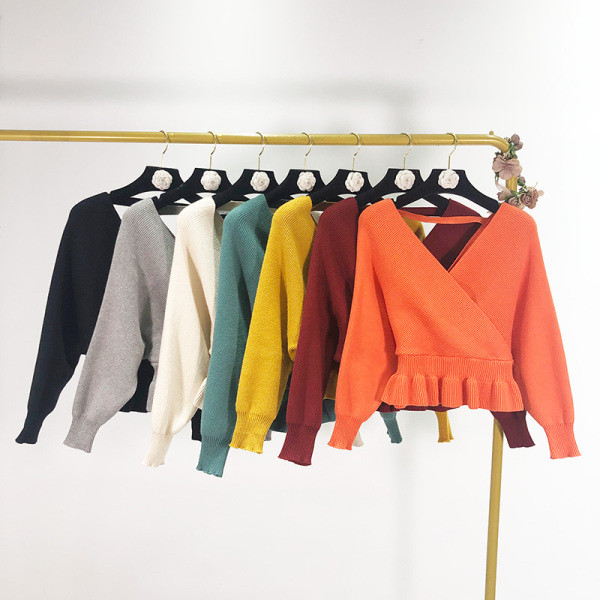 Rövid női pulóver mély V-nyakkal és elasztikus derékkal