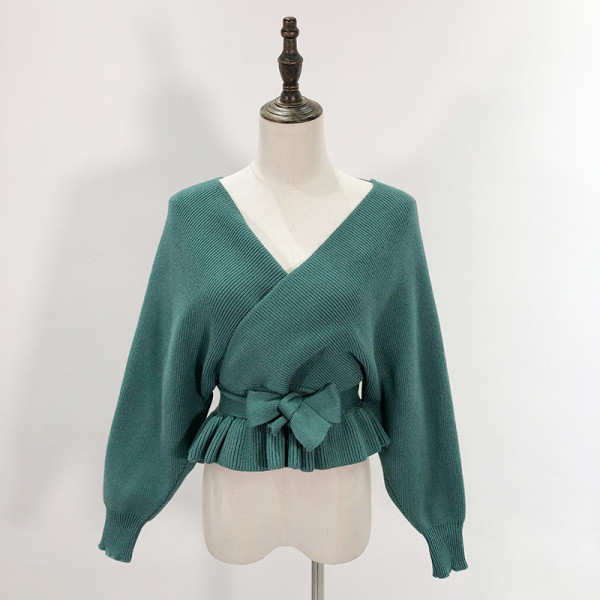 Rövid női pulóver mély V-nyakkal és elasztikus derékkal