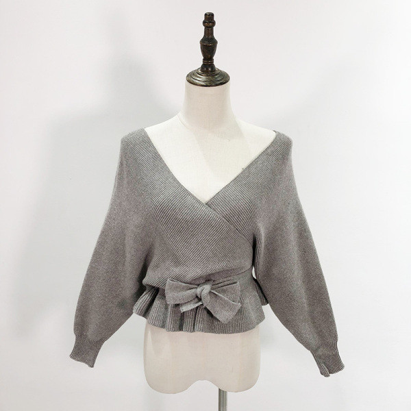 Rövid női pulóver mély V-nyakkal és elasztikus derékkal