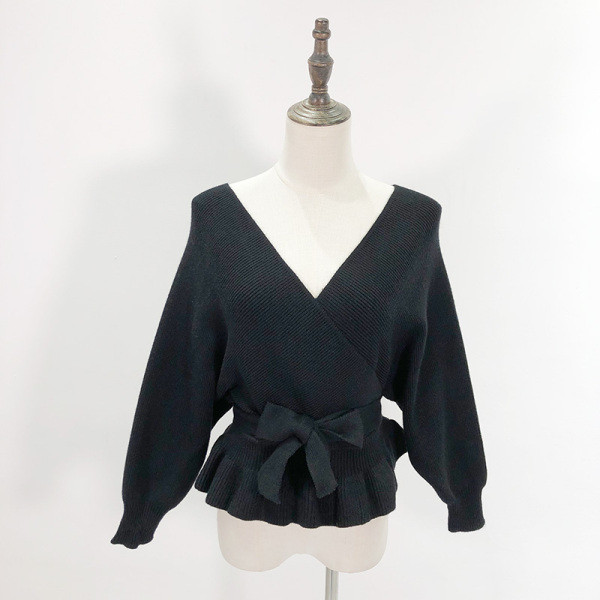 Rövid női pulóver mély V-nyakkal és elasztikus derékkal