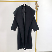 Új modell tavaszi kabát széles gallérral és övvel fekete színben